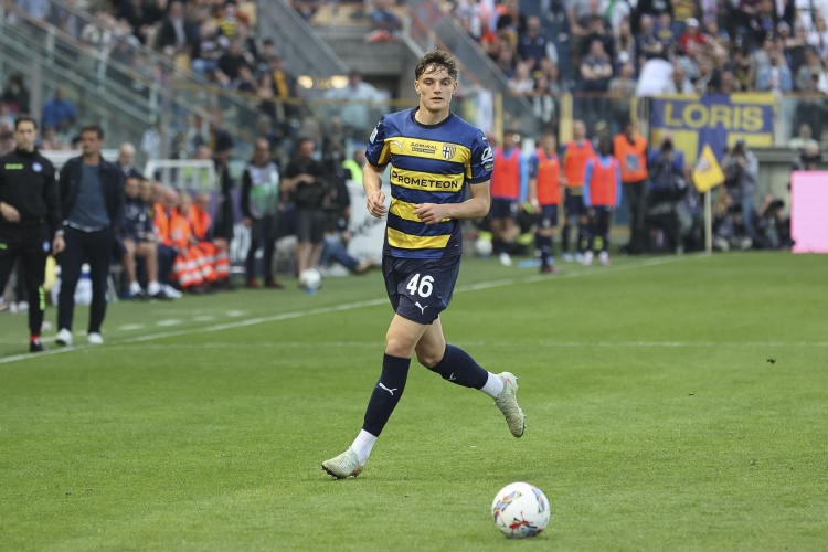 罗马诺：莱奥尼今日前往默西塞德郡，接受利物浦体检