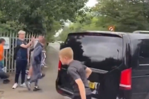 安卓APP-可怕伊萨克离开纽卡基地时遭球迷谩骂侮辱，有人试图砸碎车窗