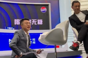 席地而坐！孙雨轩晒与颜强解说视频：解说视角看德布劳内拯救曼城