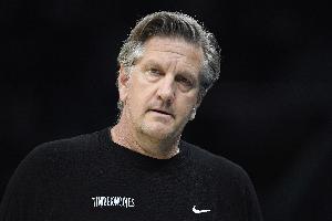 安卓APP-芬奇：球队今晚完全失去了冷静 我们在进攻端显得很混乱