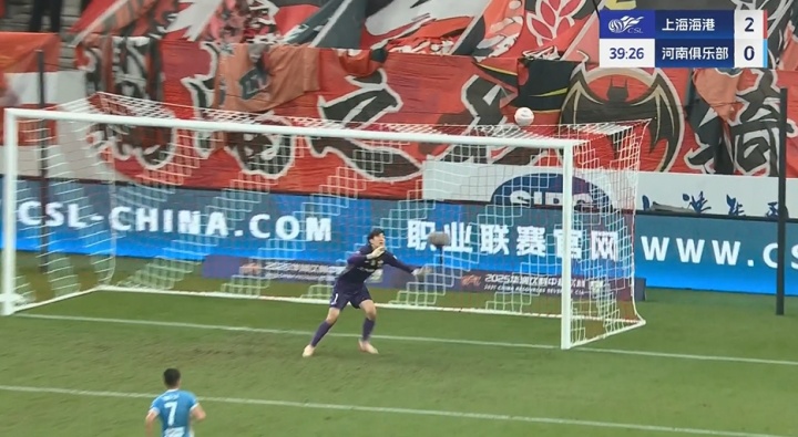 纳萨里奥第40分钟任意球中柱 与完美十分角擦肩而过