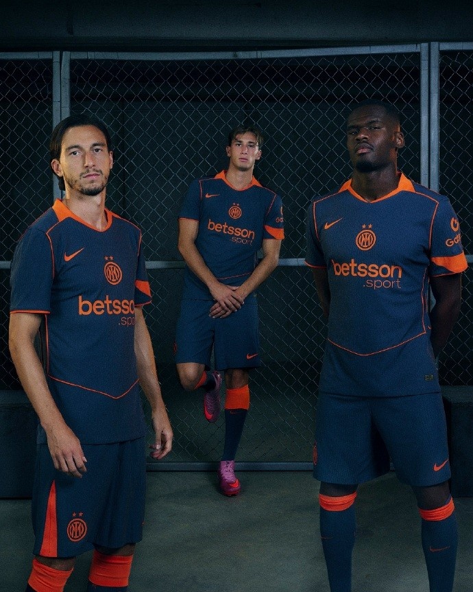 开云APP下载-连接过去与未来，国米第三球衣正式发布：灰+橙 致敬Total 90时代