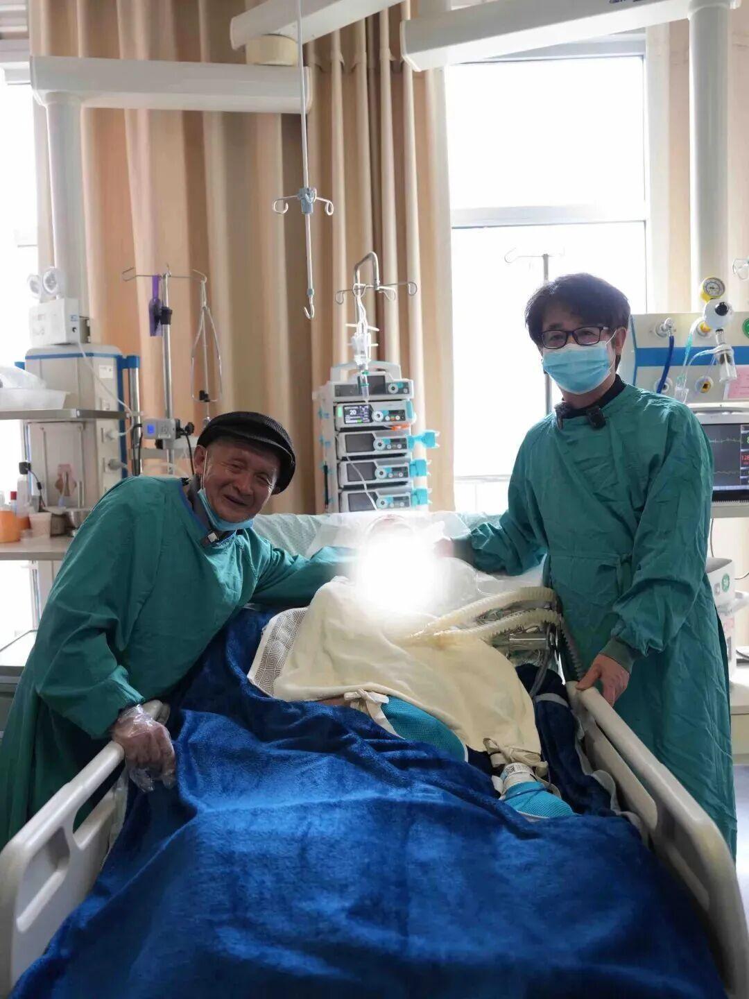 KAIYUN移动端-“老太婆走了，以后不可能再有快乐两个字了……”浙江81岁陈老伯在105天跨海探病的坚持后，含泪送别了ICU中的老伴，“她想给我减轻负担”